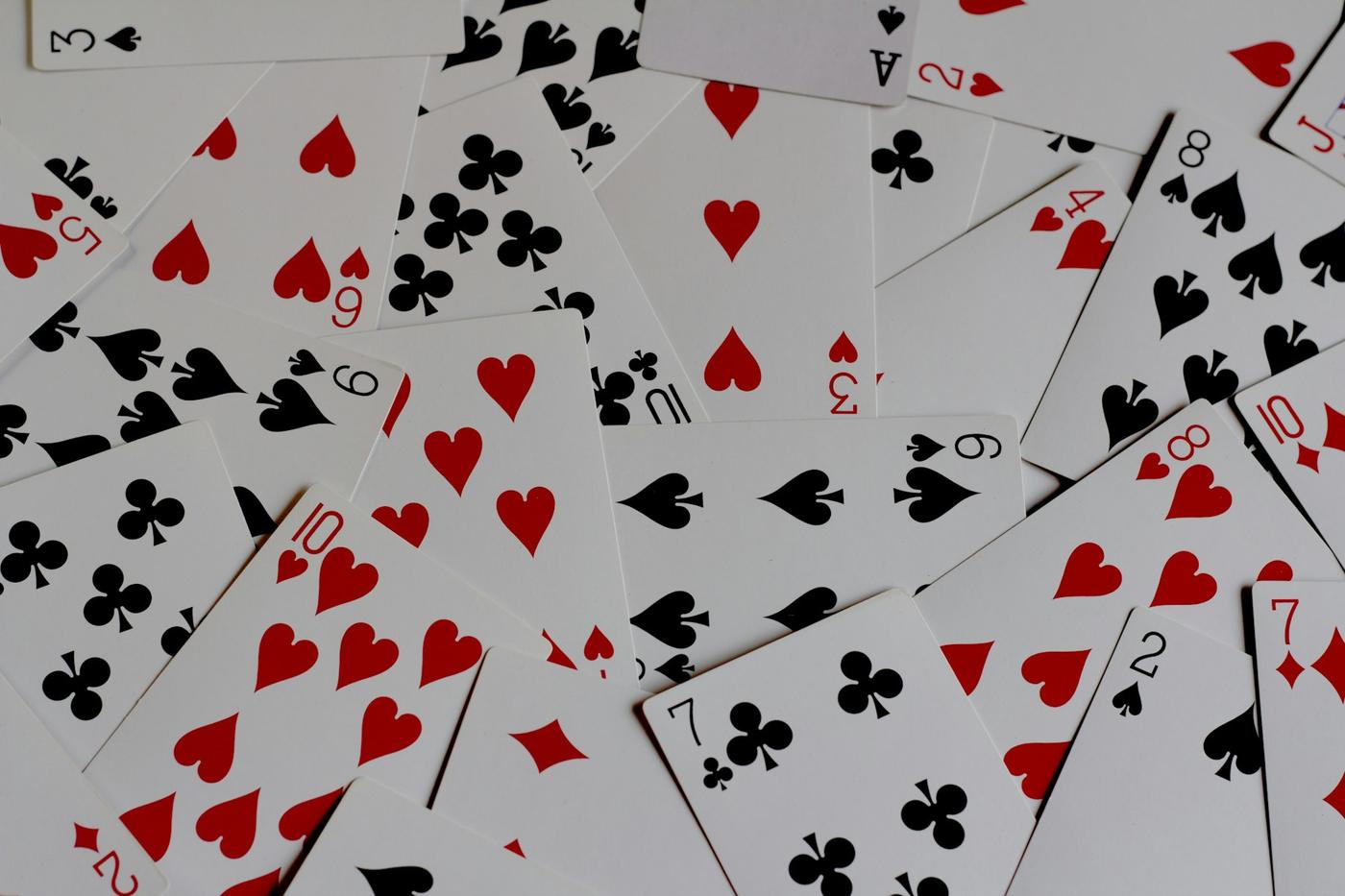 Dasar-Dasar Poker: Urutan Kartu dan Alur Permainan